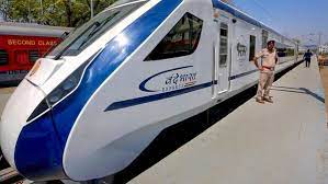 पहली वंदे भारत एक्सप्रेस किन शहरों के बीच चलती है?